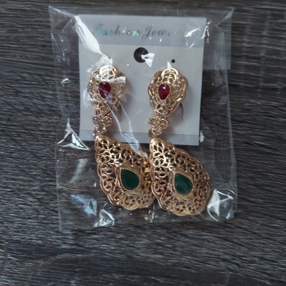 Timeless Elegance: Chic Classic Gold Color Drop Earrings - Picture 5 of 16